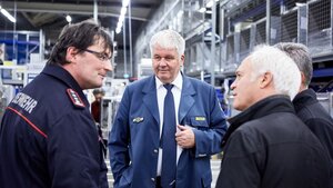 Angeregter Austausch beim Gang durch die Produktion des Topclean M